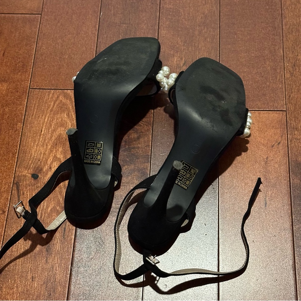 Journee Collection Pearl Black Heels - Picture 5 of 8